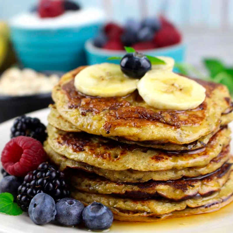 Pancakes de Banano, avena y frutos rojos